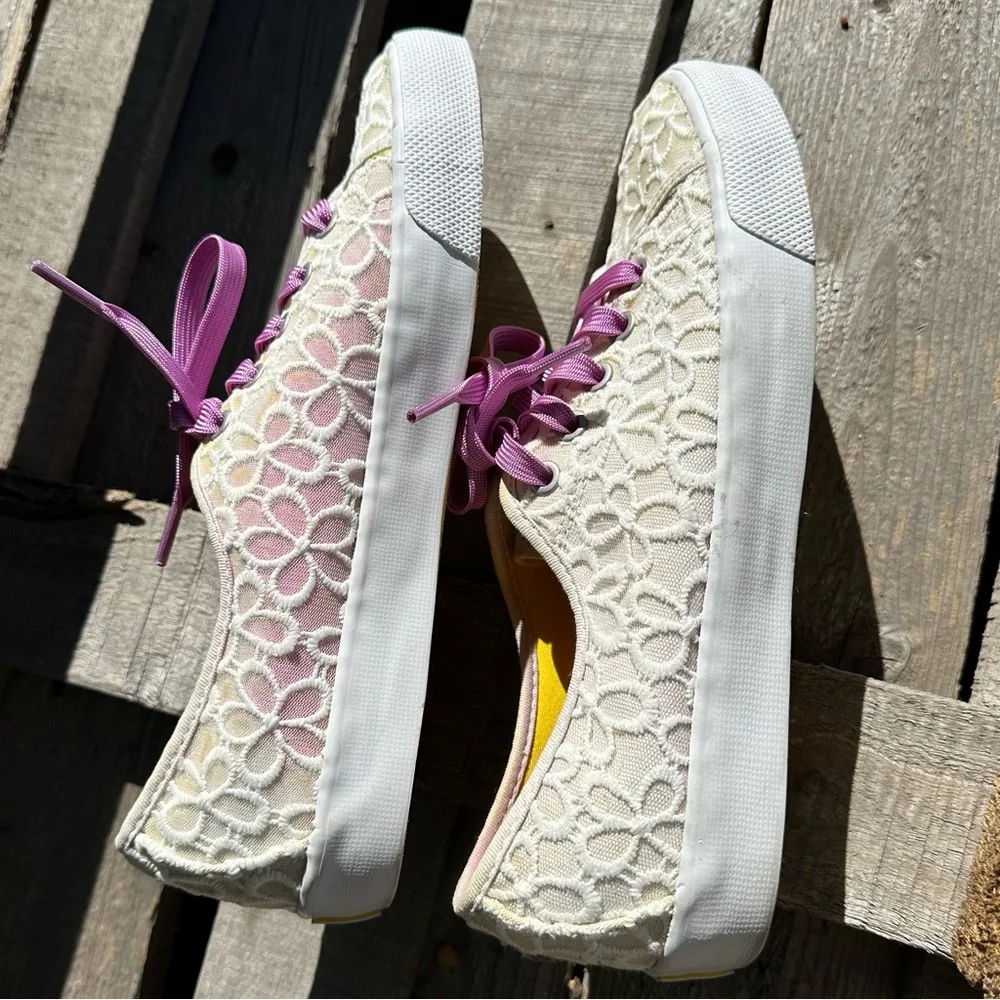 Suns Women 8.5 White Daisy‎ Pattern Sneaker Purple Laces